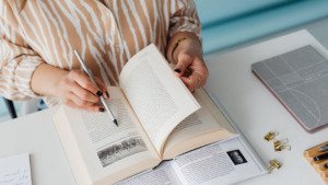 Menerbitkan Buku Akademik